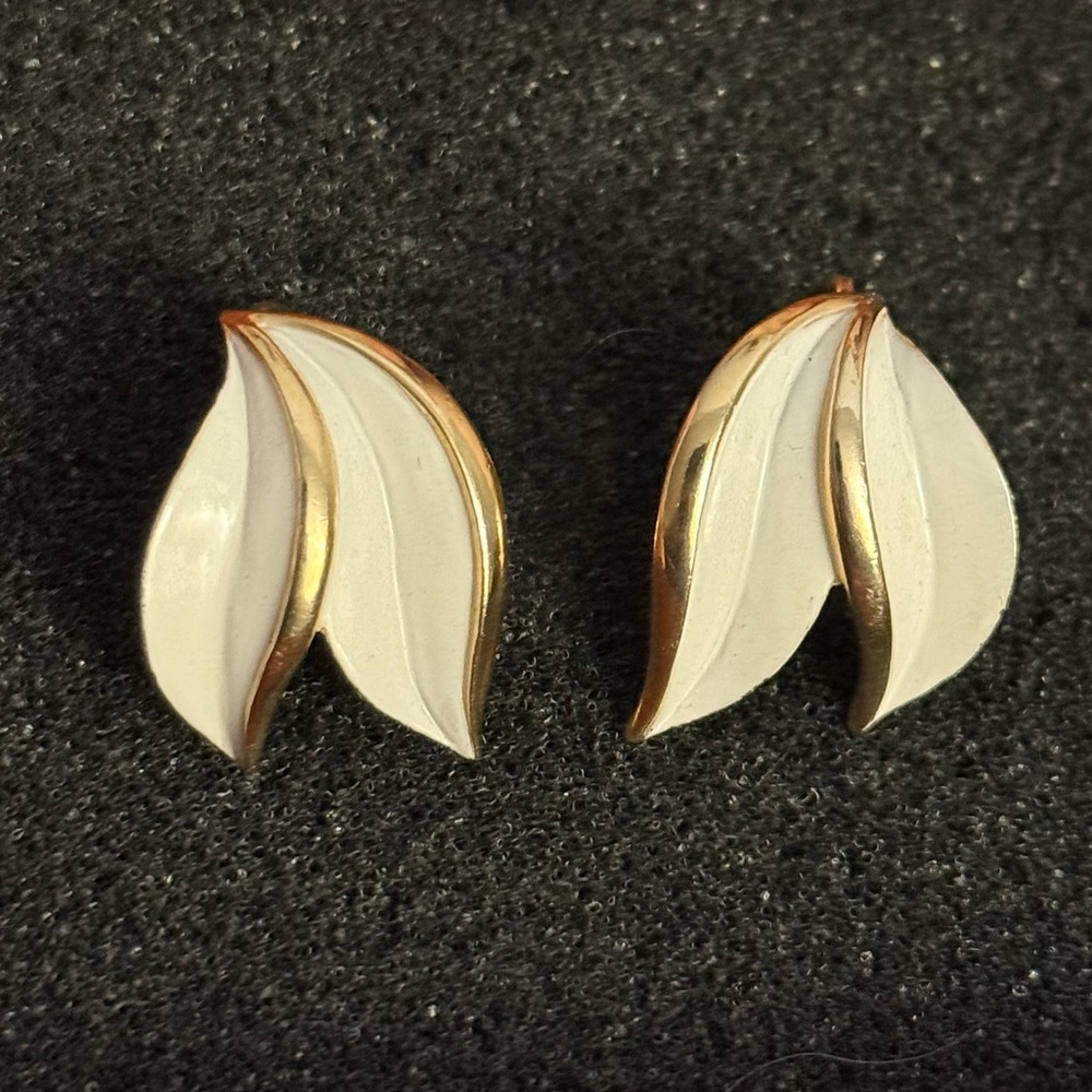 Vintage Crown Trifari White Enamel‎ Gold Tone Leaf Clip-On Earrings Signed